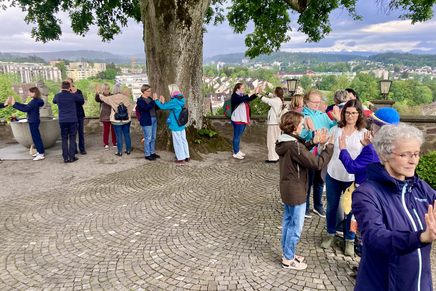FeierAbend «ResonanzRäume» am 22. Mai 2024 vor der Alten Kirche Witikon. 
