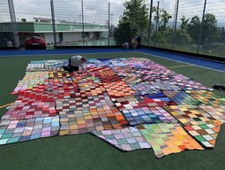 Die Fotos sind das Resultat der Aktion "Masche für Masche verbunden".
Aus unzähligen Quadraten – während der Pandemie von vielen Händen gestrickt und zusammengenäht – sind wärmende Decken entstanden.
Fotos: Joachim Korus Fotografie – www.jokofoto.ch